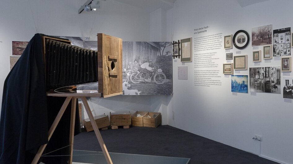 Historische Fotografien und Kamera | © UMJ-N. Lackner