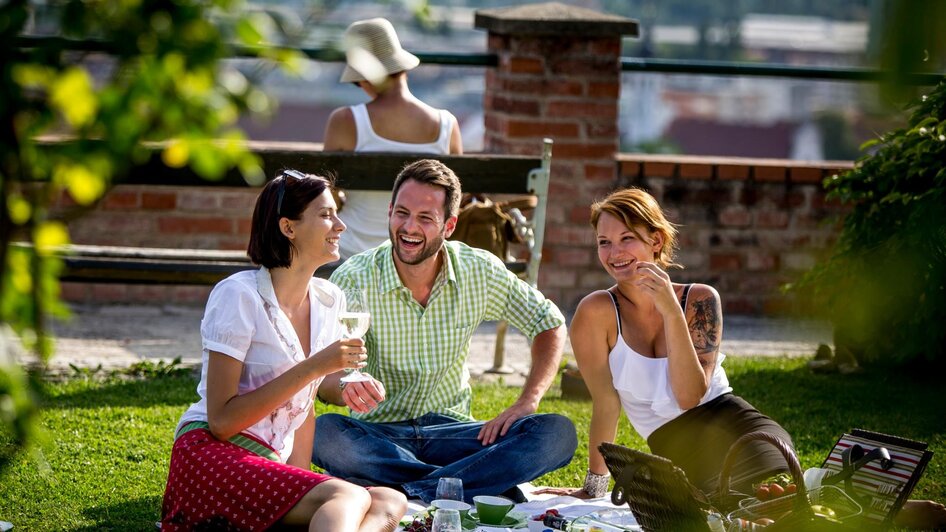Sommerliches Picknick im Garten des Volkskundemuse | © Graz Tourismus-Tom Lamm