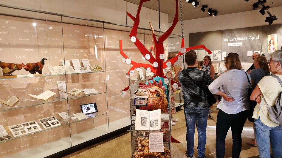 Ausstellung „Der vergoldete Apfel“ im Volkskundemu | © UMJ-J. Kucek