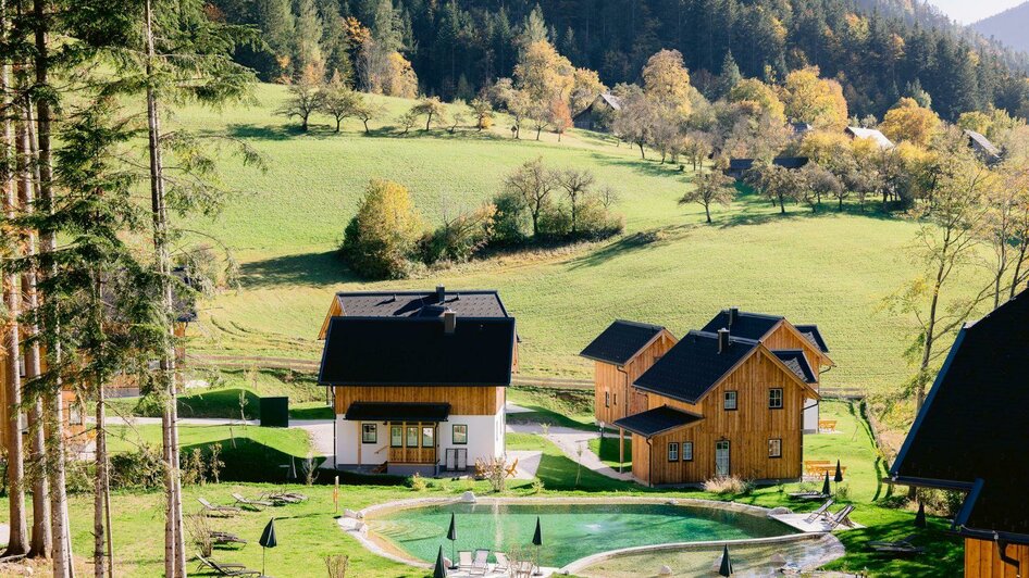 Narzissendorf Zloam in Grundlsee mit Schnwimmteich | © NarzissendorfZloam