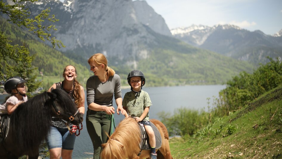 Ponywanderung im Narzissendorf Zloam