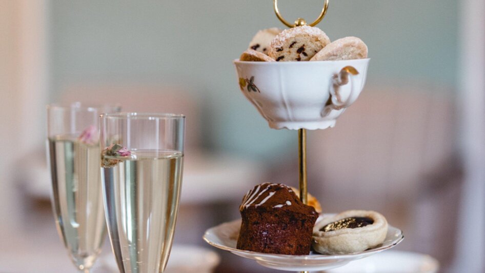 Omas Teekanne -  Etagere mit Gebäck und Rosensekt | © Omas Teekanne