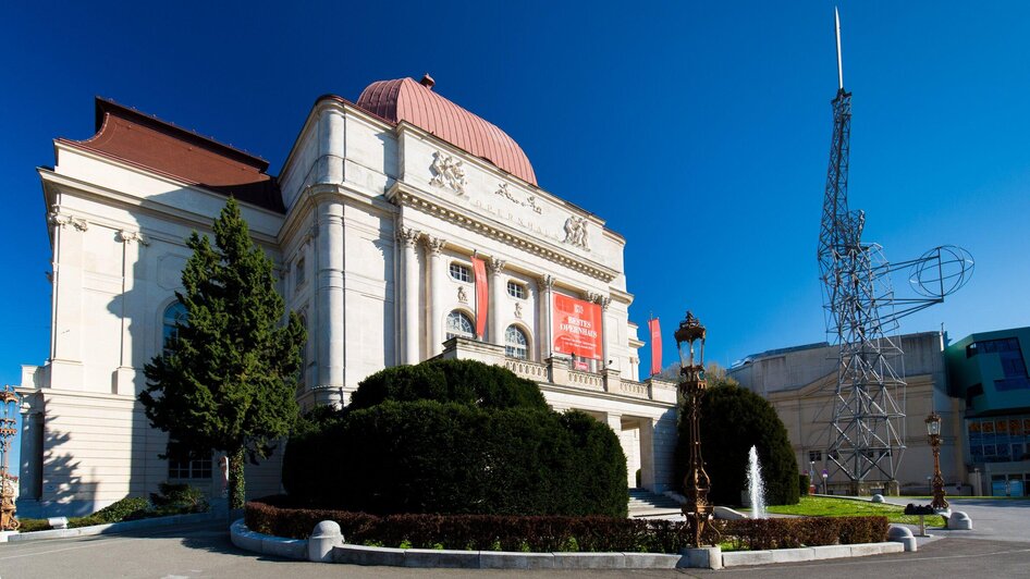 Opernhaus Außenansicht mit Lichtschwert | © Graz Tourismus - Harry Schiffer