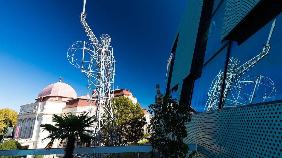 Oper Graz Blick vom Café auf Oper und Lichtschwert | © Graz Tourismus - Harry Schiffer