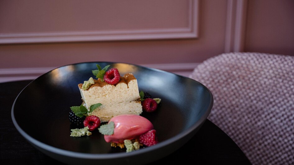 Operncafé - Cremiges Tortenstück mit Himbeeren | © Operncafé - Joel Kernasenko
