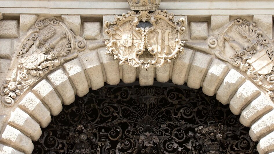 Wappen und Portalverzierung am Palais Saurau | © Graz Tourismus-Harry Schiffer