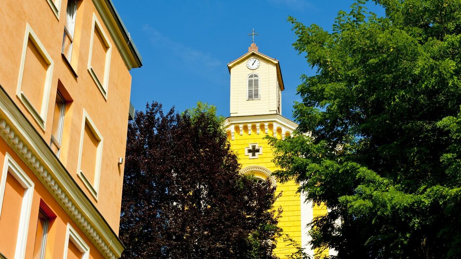 Blick von der Oberen Brunnenstraße zur Pfarrkirche | © TVB Thermen- & Vulkanland