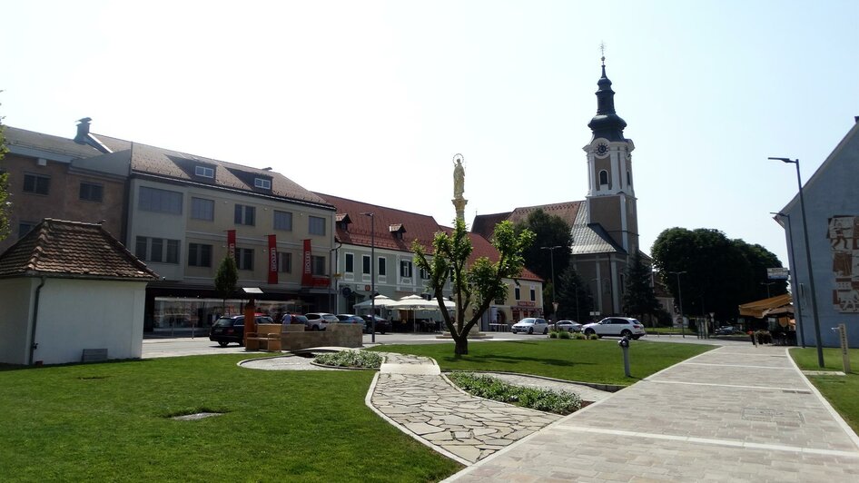 Hauptplatz mit Pfarrkirche | © TVB Thermen- Vulkanland