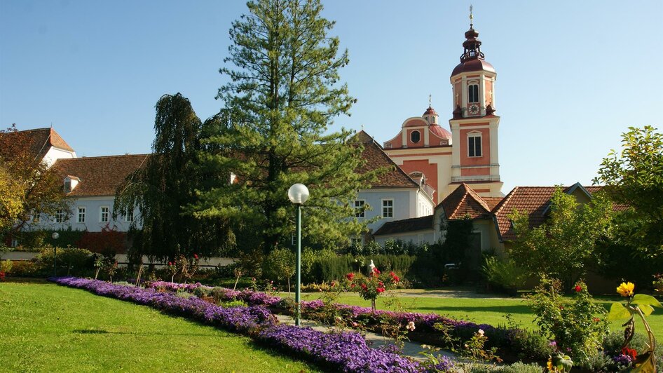 Schlosspark Pöllau_Blick auf  Kirche_Oststeiermark | © Tourismusverband Oststeiermark