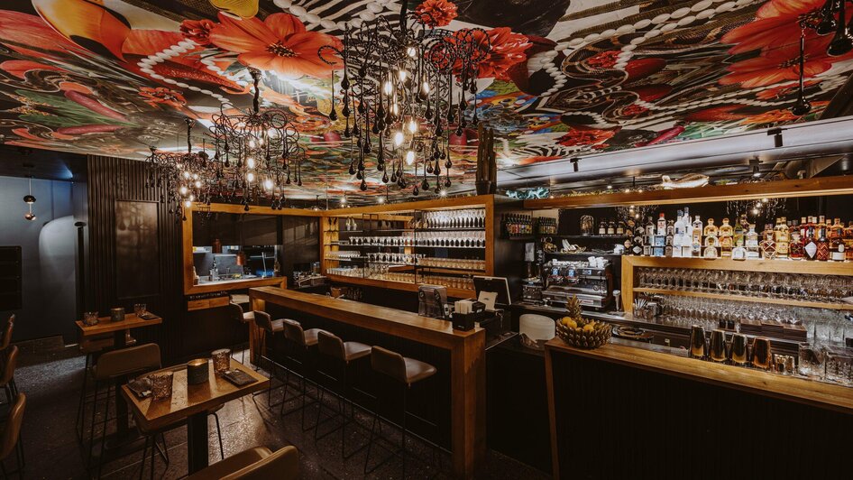 Pink Elephant | © Aiola - Joel Kernasenko