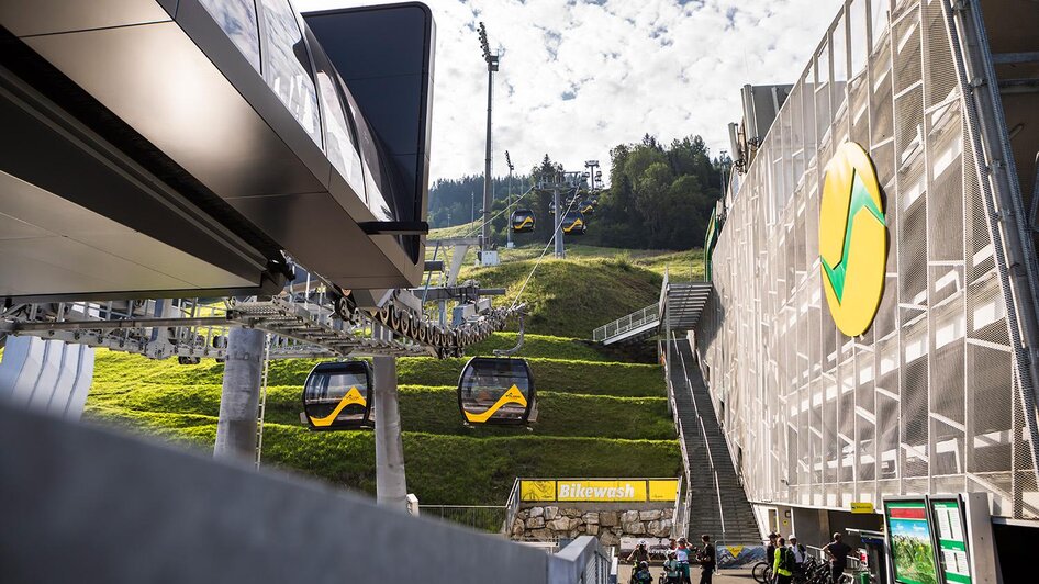 Die moderne Planai-Hauptseilbahn mit Panoramagonde | © Roland Haschka
