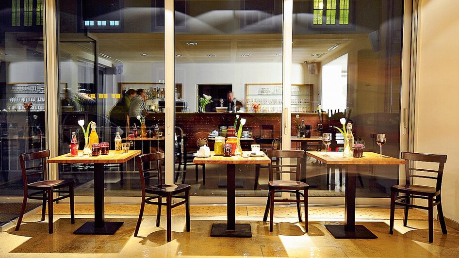 Postgarage - Sitzbereich im Café | © Postgarage - Elmar Gubisch