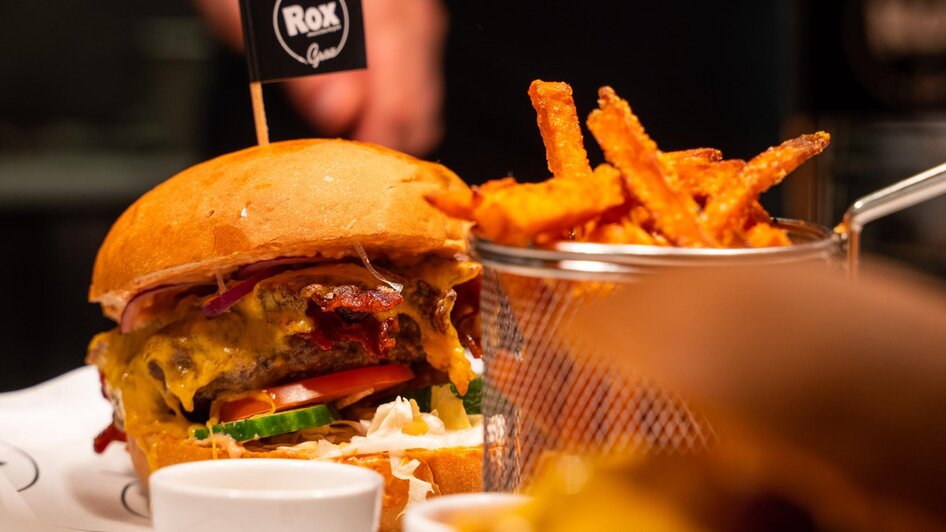 ROX Grill & Bar - Cheeseburger | © ROX