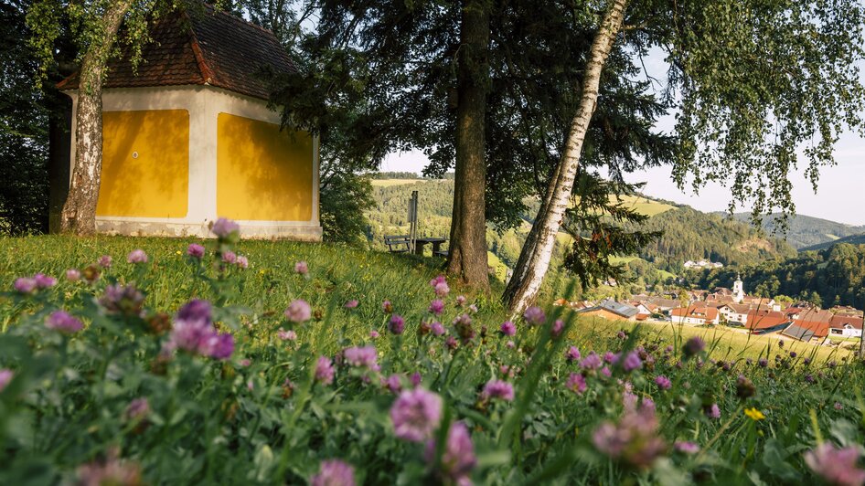 Kreuzbühel Kapelle mit Ausblick auf Schäffern | © Oststeiermark Tourismus