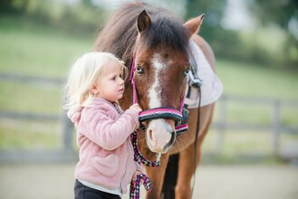 Riding stable Mandl_Children with horse_Eastern Styria | © Elisabeth Mandl