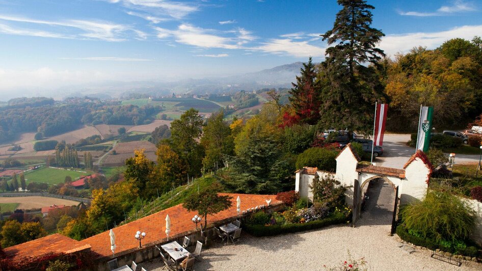 Blick von und auf die Schlossterrasse | © Winkler-Hermaden