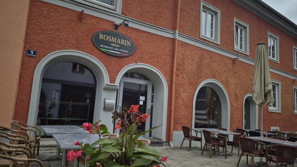 Rosmarin mit Gastgarten | © Andrea Stelzer