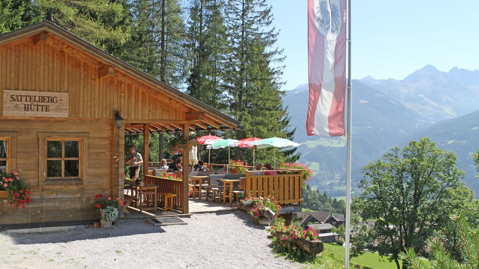 Sattelberghütte im Sommer. | © Sattelberghütte