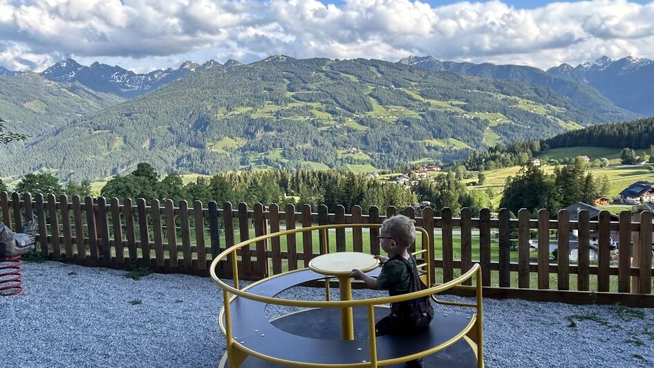 Spielplatz mit Panorama | © Sattelberghütte