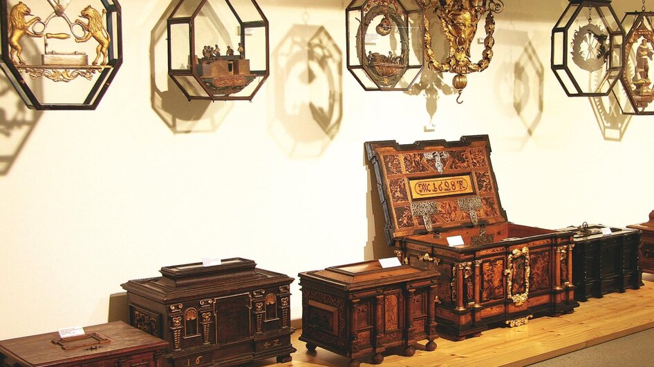 Historische Truhen & Zunftzeichen | © Schell Collection