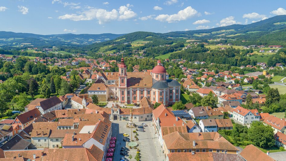 Pöllau_Schloss und Hauptplatz_Oststeiermark | © Helmut Schweighofer