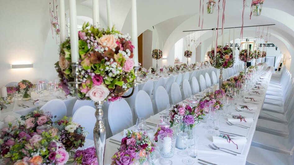 hochzeit ueppiger blumenschmuck | © Schloss Welsdorf