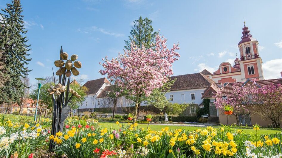 Schlosspark Pöllau_Blick auf Kirche_Oststeiermark | © Helmut Schweighofer