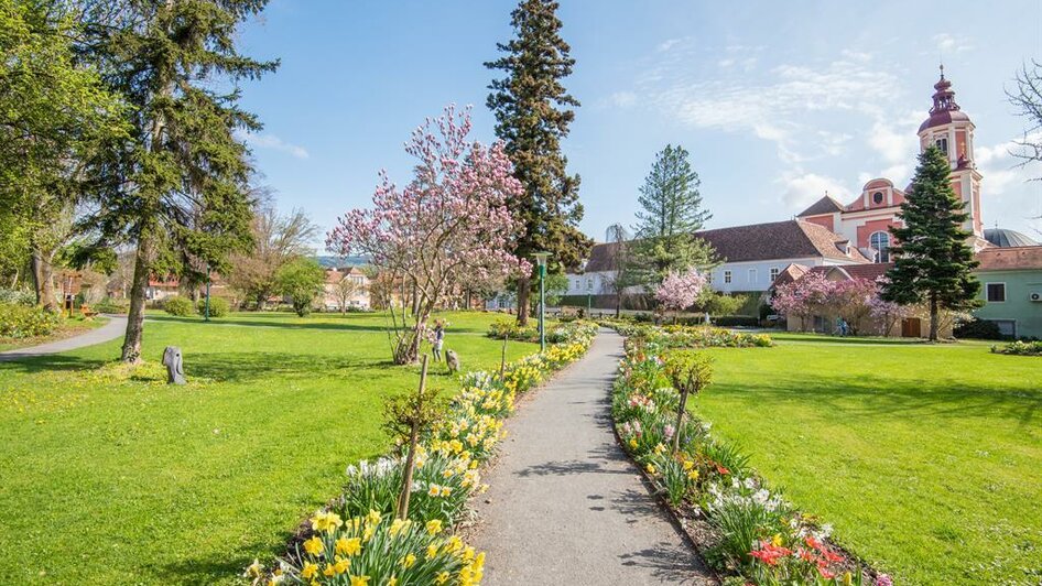 Schlosspark Pöllau_Gehweg_Oststeiermark | © Helmut Schweighofer