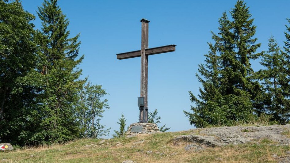 Schutzhütte Masenberg_Gipfelkreuz_Oststeiermark | © Helmut Schweighofer