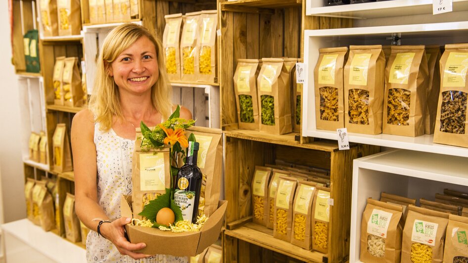 Nina Schweinzger mit Produkten | © Ama Genussregion