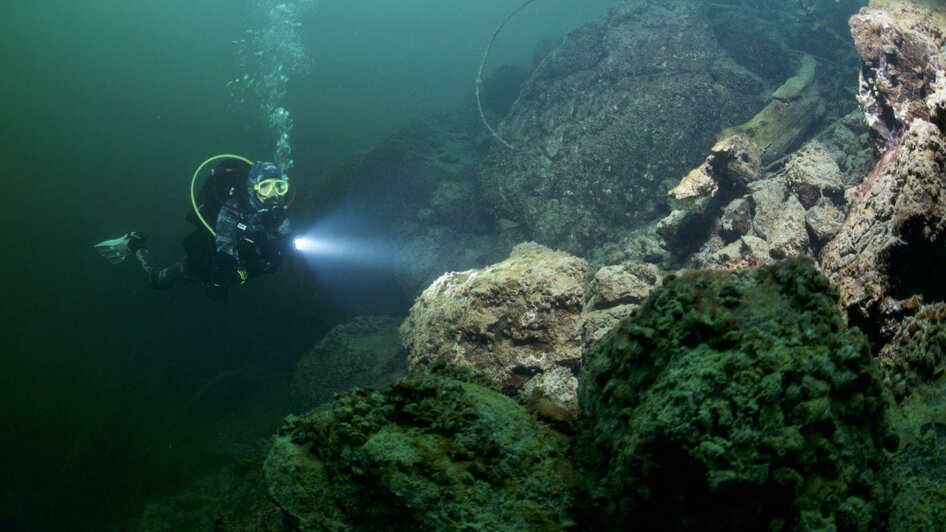 Scuba Academy, Grundlsee, tauchen mit Taschenlampe | © Jürgen H. Gangoly