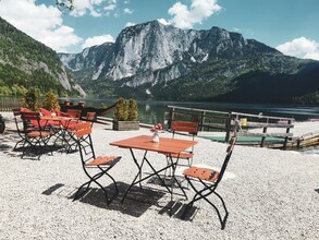 Seelounge mit Ausblick auf den Altausseer See | © Theresa Schwaiger