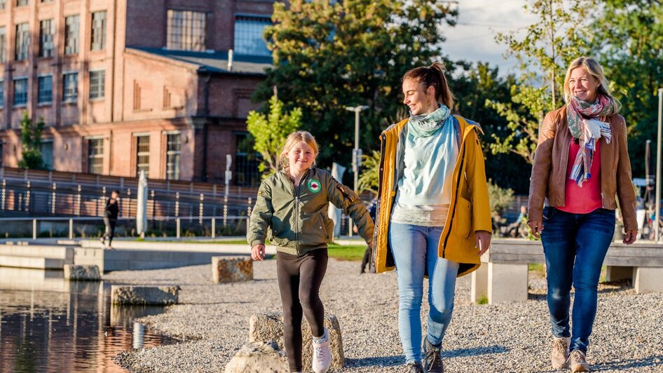 Spaziergang an der Seifenfabrik Graz am Wasser | © Graz Tourismus-Mias Photoart