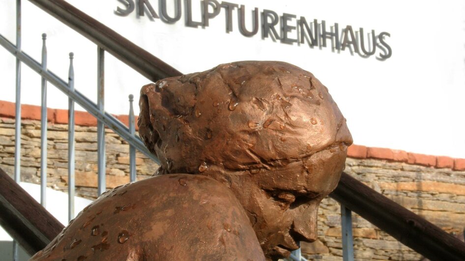 Skulptur beim Stiegenaufgang | © Skulpturenhaus Hortensia