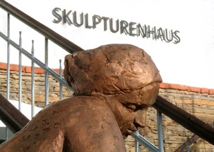 Skulptur beim Stiegenaufgang | © Skulpturenhaus Hortensia