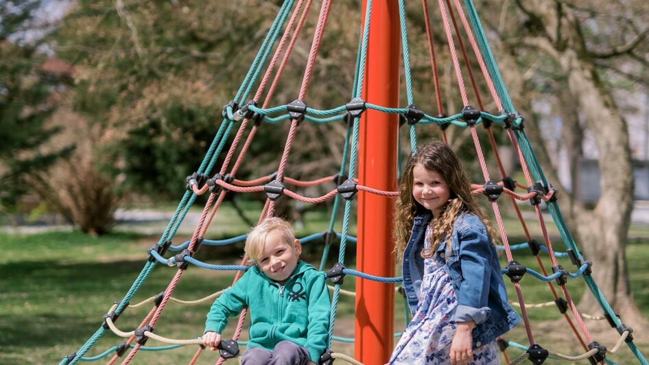 Spielplatz Hist. Park_Karussell_Oststeiermark | © Tourismusverband Oststeiermark