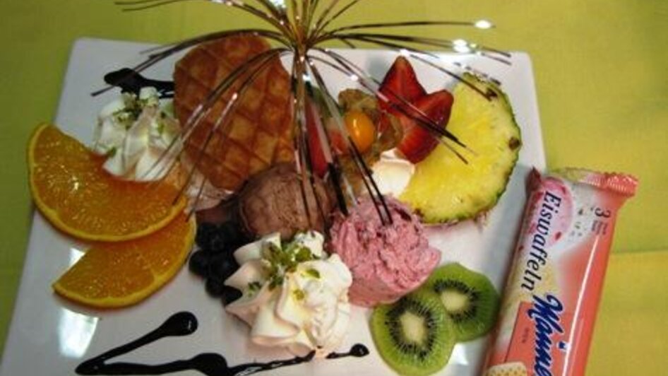 Ice cream plate at Stadtcafe-Bäckerei Wetzelberger | © Stadtcafe Wetzelberger Eisteller bei Stadtcafe-Bäckerei Wetzelberger | © Stadtcafe Wetzelberger