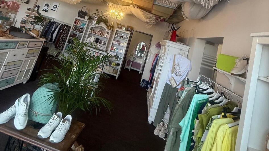 Mode und Kunst im Cafe | TV Südsteiermark - Elvira Kos-Czerniecki | © TV Südsteiermark - Elvira Kos-Czerniecki Mode und Kunst im Cafe | © TV Südsteiermark - Elvira Kos-Czerniecki