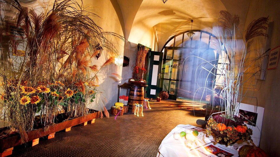 Stainzerbauer - Entrance with autumn decor | © Stainzerbauer - Werner Krug Stainzerbauer - Eingang mit Herbstdeko | © Stainzerbauer - Werner Krug