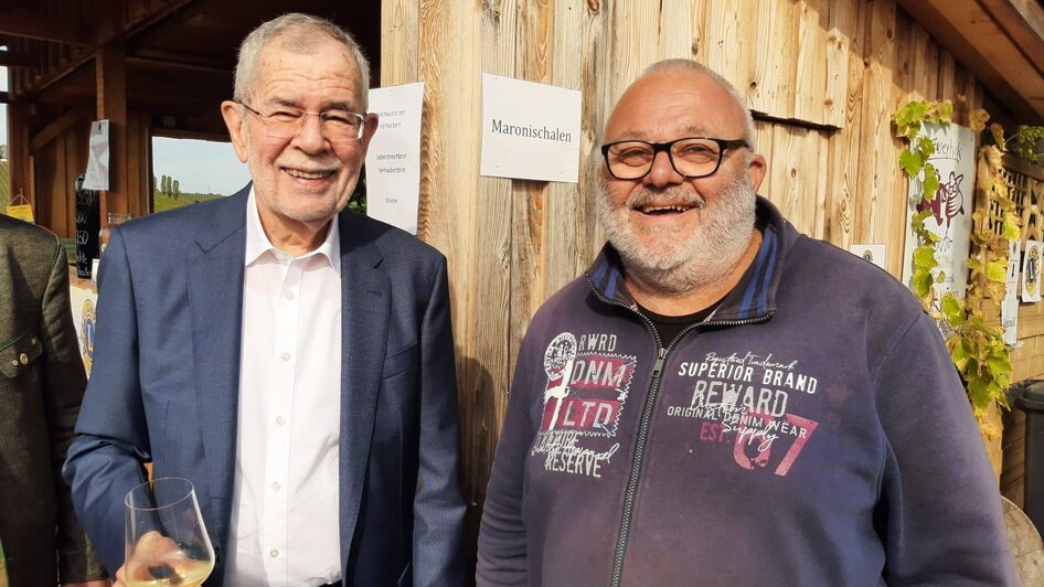Besuch am Maronistand | Johannes-Fridolin Heiß | © Johannes-Fridolin Heiß Besuch am Maronistand | © Johannes-Fridolin Heiß