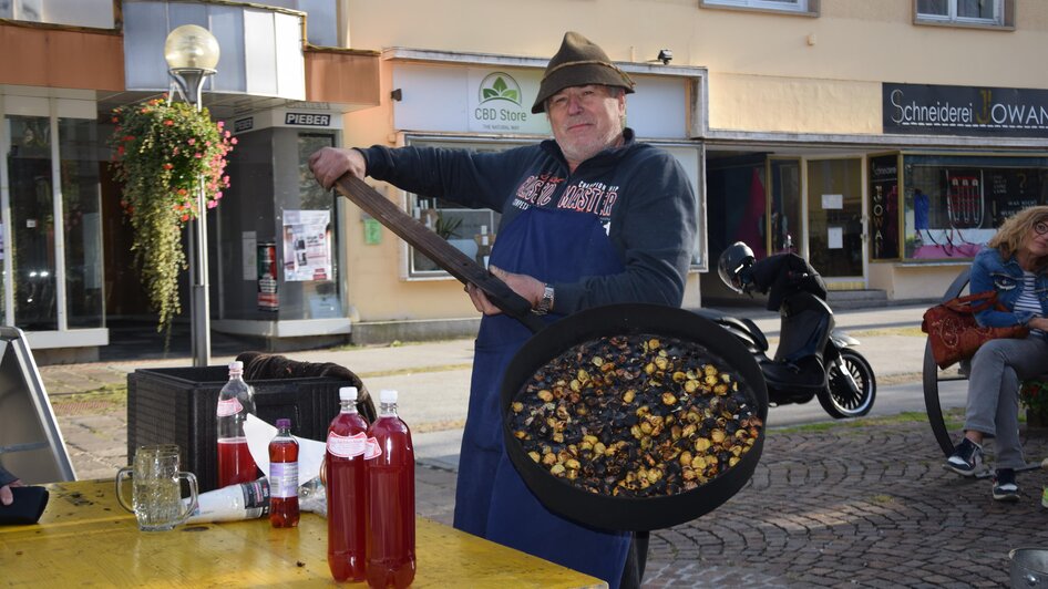 Kastanienbrater Herbert Ragger | Elke Kleindienst - Stadtgemeinde DL | © Elke Kleindienst - Stadtgemeinde DL Kastanienbrater Herbert Ragger | © Elke Kleindienst - Stadtgemeinde DL
