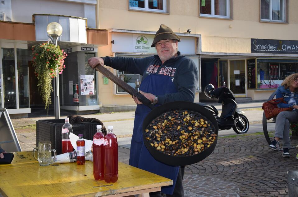 Kastanienbrater Herbert Ragger | Elke Kleindienst - Stadtgemeinde DL | © Elke Kleindienst - Stadtgemeinde DL Sturm und Kastanien am Hauptplatz Deutschlandsberg - Impression #1 | © Elke Kleindienst - Stadtgemeinde DL