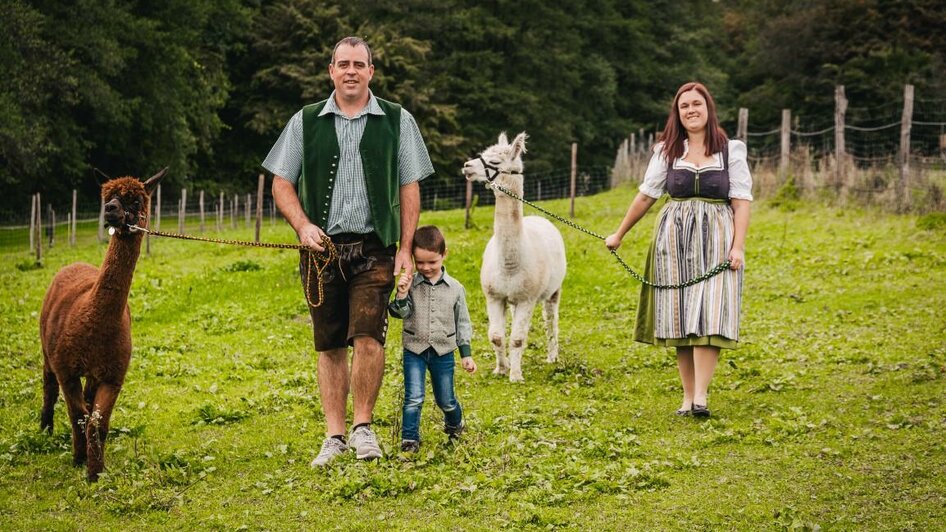 Besitzer mit den Alpakas | © Regionalmanagement Südweststeiermark GmbH/webquartier