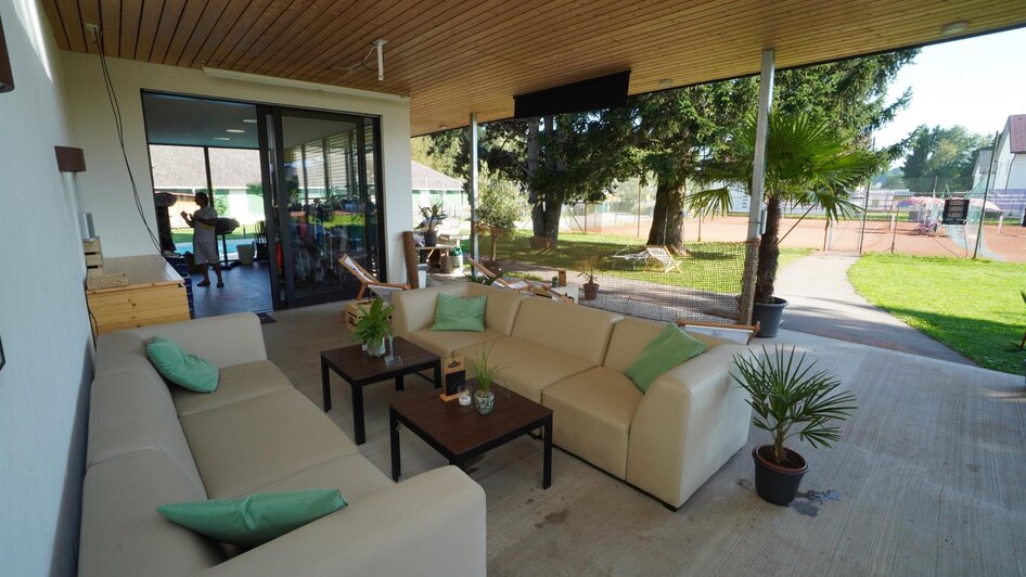 Sitzbereich außen überdacht | Kerim Sijercic | © Kerim Sijercic Sitzbereich außen überdacht | © Kerim Sijercic