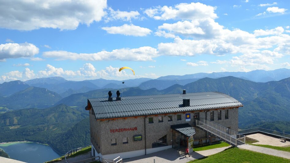 Terzerhaus mit Paragleiter | © Bergbahnen Mitterbach