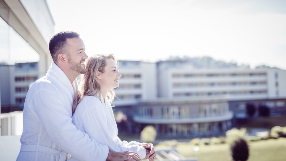 Pärchen_Saunadach_06 | © Hotel & Therme NOVA