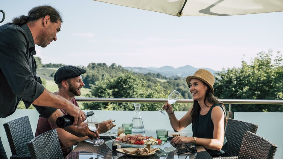 Sekt auf der Terrasse | © Steirisches Vulkanland | Bergmann