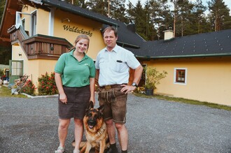 Hosts with dog | © Lederer