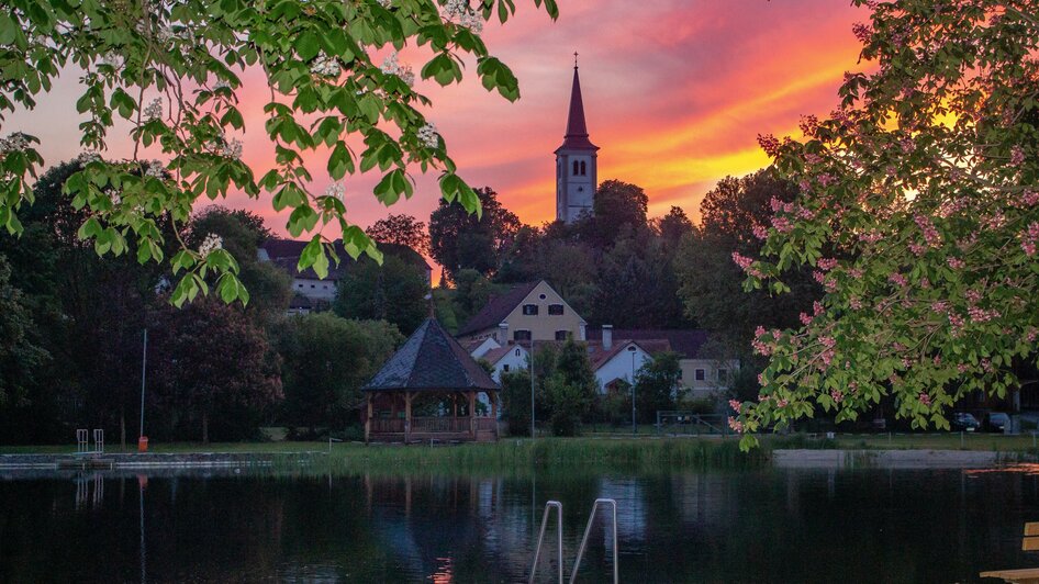 Kirche mit Schlossbad | © Sandra Brünner