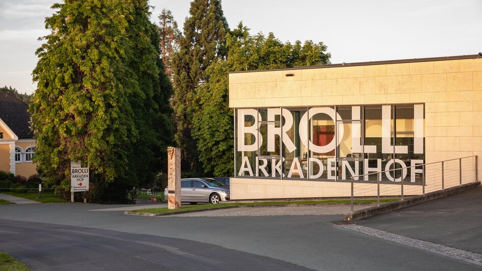 Weingut Brolli - Arkadenhof - Impression #2.6